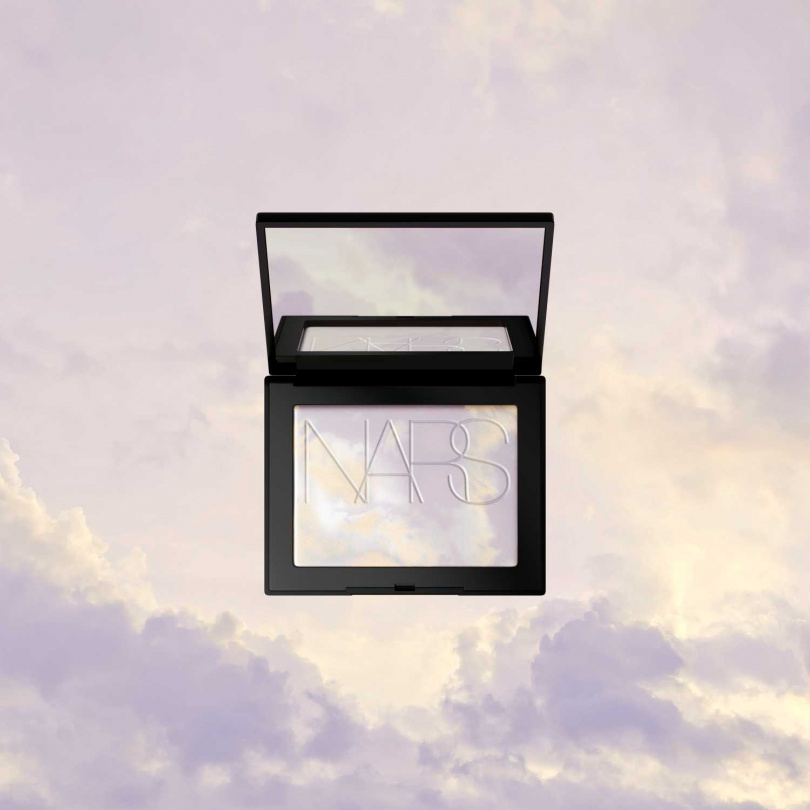 NARS 裸光幻彩蜜粉餅 #AURORA 10g /1,600元（圖／品牌提供）