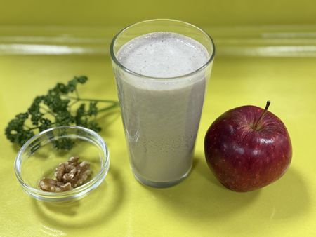 【蘋香豆漿堅果飲】材料及成品（照片由陳鈴如營養師提供）