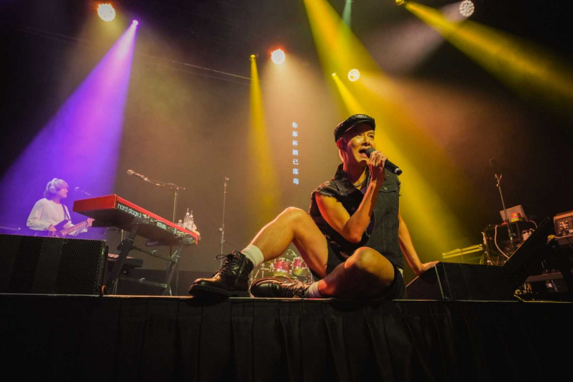 藍奕邦演唱為梁靜茹作曲的〈Fly Away〉。（圖／Quiet Rebel提供）