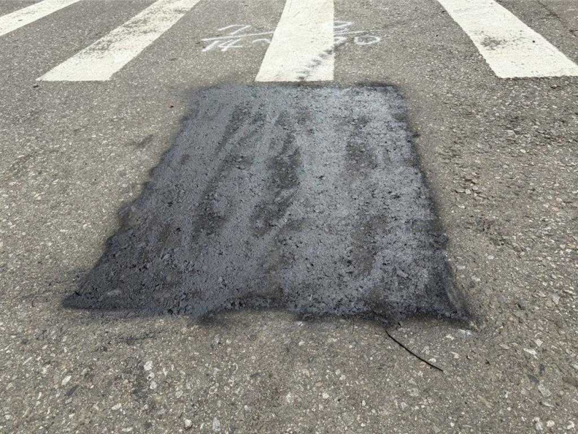 根據現場畫面，該字樣已重鋪過柏油覆蓋完畢。（圖／公路局北區養護工程分局提供）