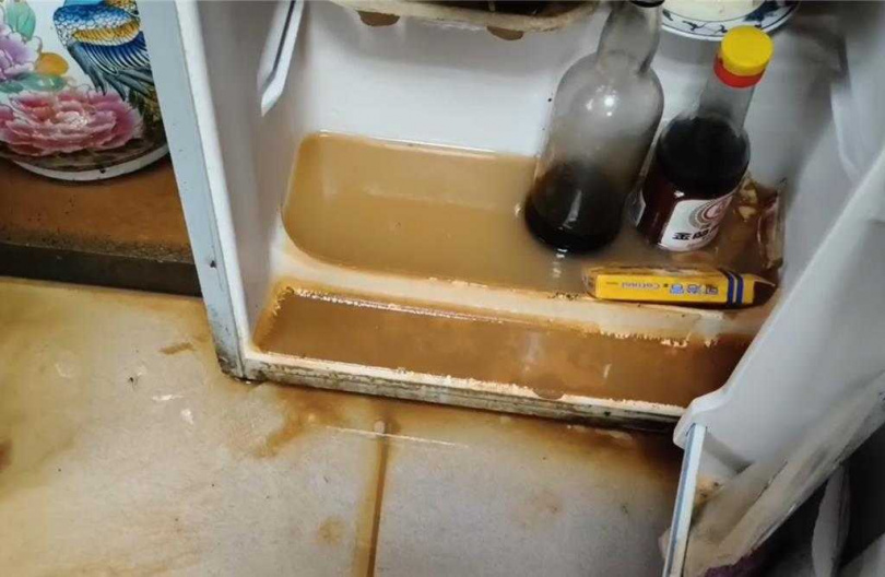 金門縣金城鎮伯玉路1段靠近東門圓環附近商家水淹及膝,家電、汽車全泡湯。(圖/民眾提供)