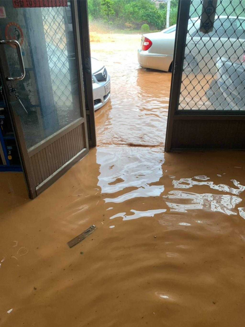 金門縣金城鎮伯玉路1段靠近東門圓環附近商家水淹及膝,家電、汽車全泡湯。(圖/民眾提供)