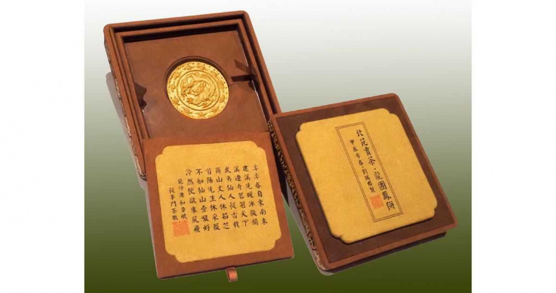 劉瑞君復原製作且貼有金箔的圓形茶餅。（圖╱吳德亮攝）