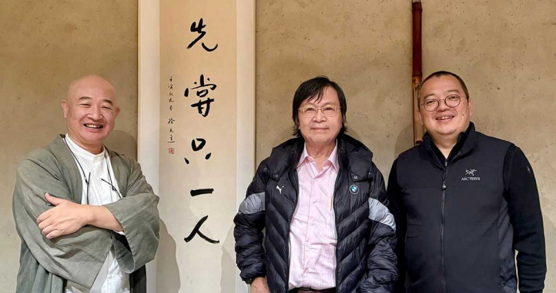 本文作者與李國平（左）拜訪武夷山的劉瑞君（右）。（圖╱吳德亮攝）