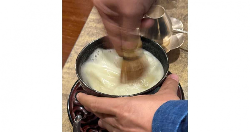 「七湯點茶法」所點出茶湯綿密的乳狀如洶湧的浪花。（圖╱吳德亮攝）