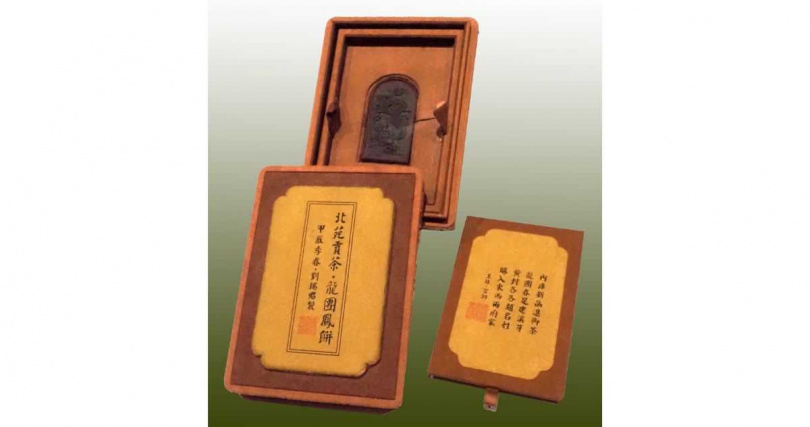 劉瑞君復原製作的龍團鳳餅與媲美宋代皇室的精緻錦盒。（圖╱吳德亮攝）