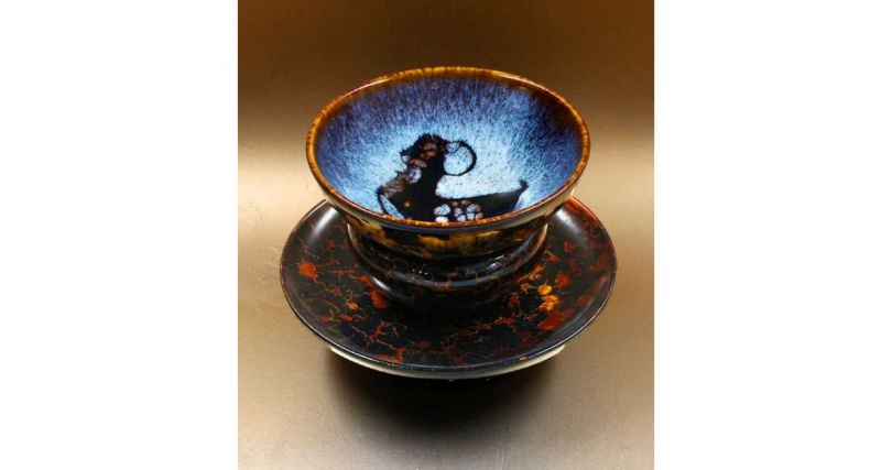 陶藝名家邵椋揚的創新茶盞生肖作品與漆藝名家梁晊瑋的漆器盞托。（圖╱吳德亮攝）