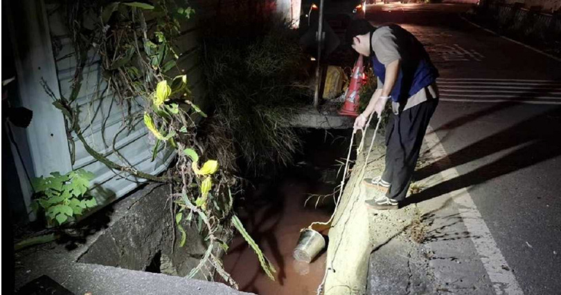 高雄市大寮區翁園里灌溉溝渠昨（8）日驚現暗紅色廢水，市府環保局接獲檢舉後立即出動稽查，循線追查到一家冷凍食品工廠偷排廢水，依違反水汙染防治法開出3萬到300萬元罰鍰。（圖／環保局提供）