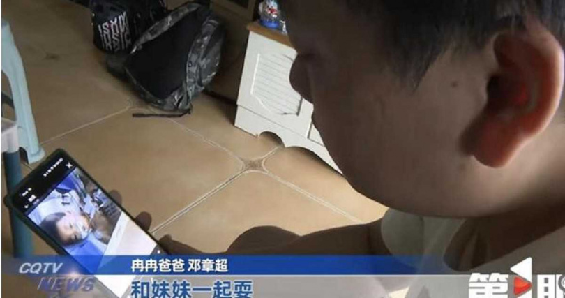 重慶一名4歲男童從22樓墜落至樓下綠化帶，距離尖刺金屬柱僅數十公分，奇蹟生還，目前仍在加護病房治療。