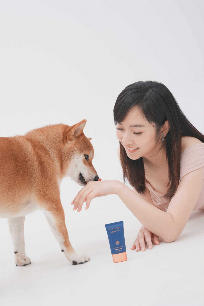 因為擔心威力舔到護手霜,讓李佳玲起心動念製作一款人寵共用的產品。(圖/wecee提供)
