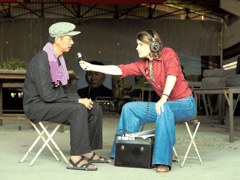 坎城影后伊蓮雅各（右）在《約見波布》中飾演一名赴柬埔寨採訪的左派記者。（圖／海鵬影業有限公司）