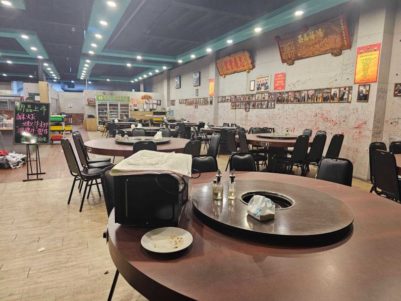 庭庭表示,鴻品牛肉生意良好,全店可以容納百人,每個月最差也至少能有200萬元業績。(圖/投訴人提供)