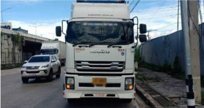 貨車司機供稱，事故因皮卡與廂型車急煞引發，兩車隨後逃逸。 （圖／翻攝自 Khaosod）