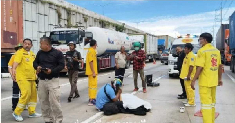 現場畫面曝光，情侶騎乘機車翻覆後，女子不幸被拋入大貨車路徑身亡。 （圖／翻攝自FB，Ejan）