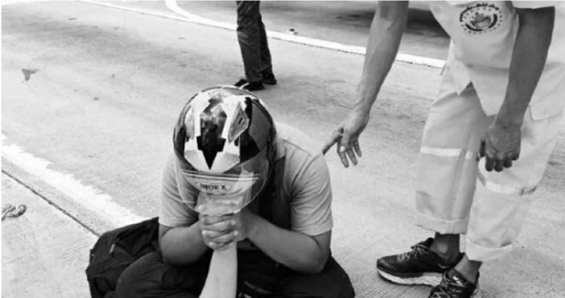 死者男友癱坐路旁，悲痛緊握女友冰冷的手崩潰痛哭。 （圖／翻攝自FB，Ejan）