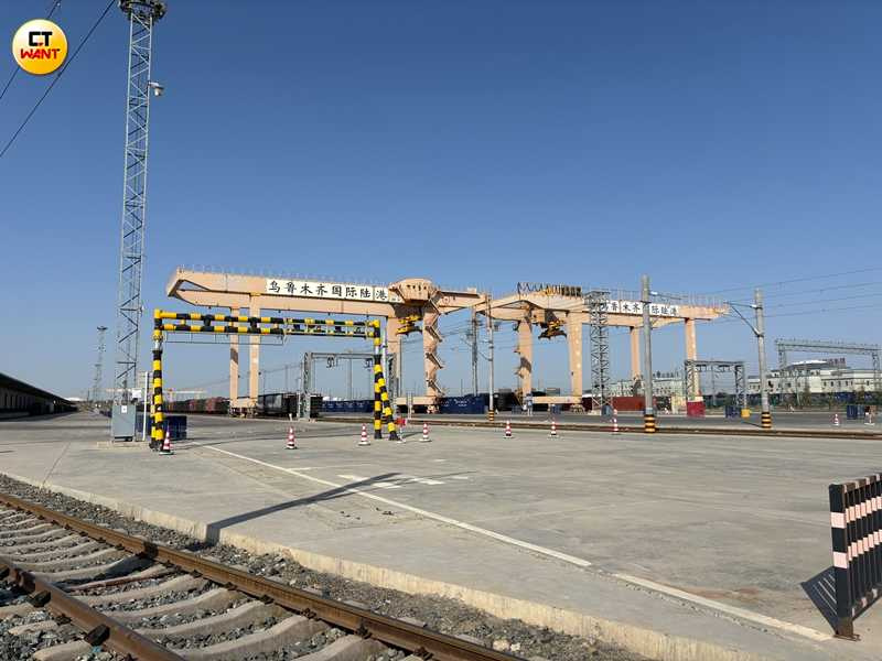 2024年經烏魯木齊國際陸港區進出的中歐班列超過1,200列，完成進出口貿易總額突破100億美元。（圖╱王若攝）