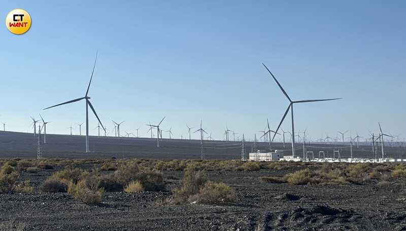 數百台高大的白色風機如同「風車巨人」，綿延不絕地分布於戈壁與山脊之間。（圖╱王若攝）