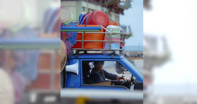 周渝民飾演行動雜貨車老闆。（圖／米神國際提供）