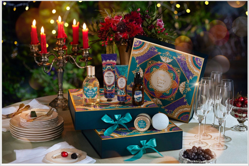 Sabon流光夜宴香氛保養六件組/4,780元:沐浴油、磨砂膏、身體乳液、護手霜、織物香氛噴霧與沐浴球一次到位,讓香氣從肌膚滲透至衣物,完整沉浸體驗。