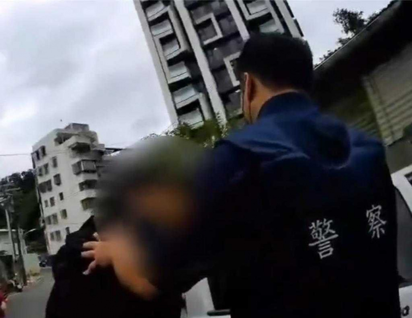 中和警分局錦和派出所接獲報案後配合埋伏,在新北市中和區圓通路一帶成功逮捕陳女與負責監控的「車手頭」20歲陳姓男子,警詢後依《刑法》詐欺罪及洗錢防制法移送偵辦。(圖/翻攝畫面)