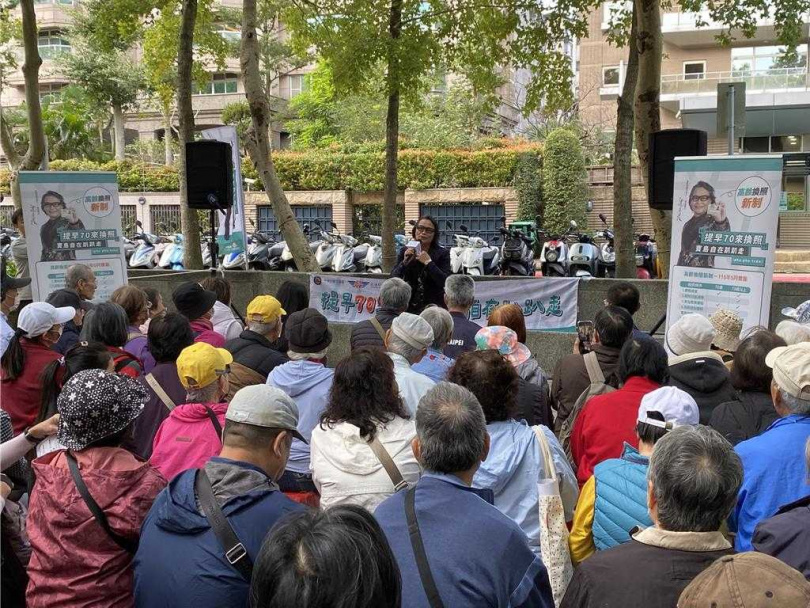 高齡換照新制推廣代言人、雙金歌王沈文程22日上午在台北象山公園快閃宣導。（圖／中國時報蔡明亘攝）