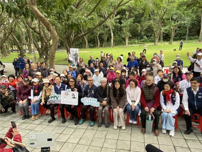 今日快閃活動選在象山公園，沈文程除現場獻唱外，也分享高齡換照的流程和自己的親身經驗。（圖／中國時報蔡明亘攝）
