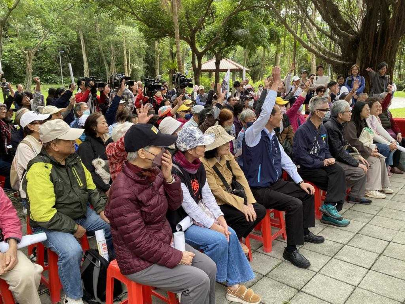 交通部公路局快閃宣導高齡換照新制，現場長輩反應熱烈。（圖／中國時報蔡明亘攝）