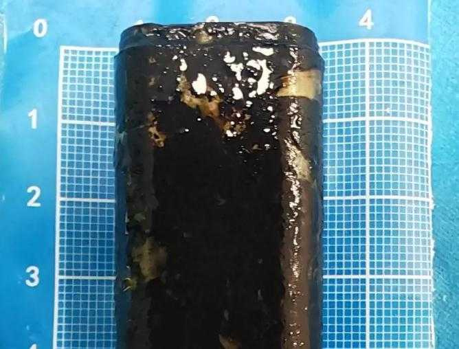 大陸四川成都一名鄧姓男子在30年前吞下的打火機，於體內經過長時間後已有消化腐物覆蓋，相當驚悚。（圖／翻攝自微博／四川觀察）