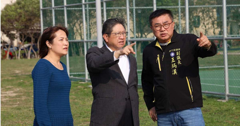 新竹縣教育局長楊郡慈（左）頗受新竹縣長楊文科（中）器重，不過地方卻傳出楊郡慈勤跑基層同時，時常對各項建設發表意見，無形間也得罪了一些地方勢力。右為竹縣副議長王炳漢。（圖／翻攝自新竹縣政府官網）