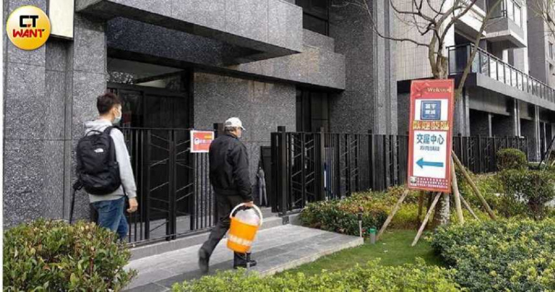受限貸令波及的民眾擔心交屋即斷頭，建商透露，曾碰到不少民眾回過頭從驗屋或契約裡找問題，以拖延交屋時間或協商免違約金解約。（示意圖／林榮芳攝）