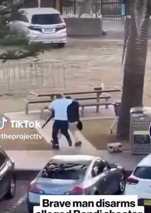 一名男子上前攔住槍手。（圖／翻攝自TikTok／theprojecttv）