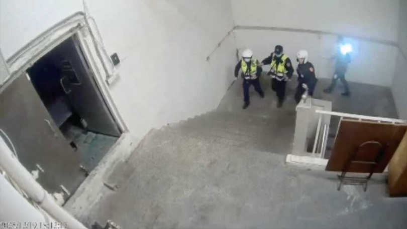 張文於北車隨機傷人，至釀成4死11傷後直奔誠品南西頂樓，警方也火速於3分鐘後抵達。（圖／翻攝畫面）