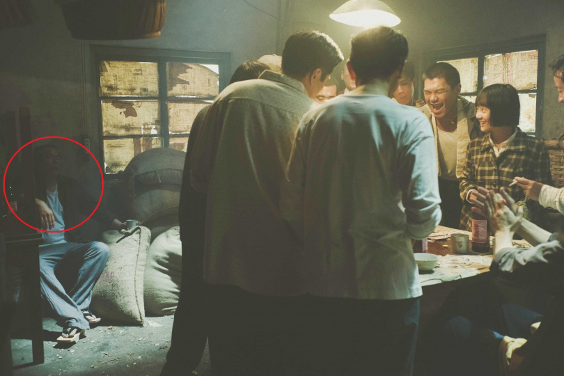 在柯煒林（中）帶方郁婷（右）去賭博的戲碼中，導演陳玉勳（左）有換裝加入演出。（圖／華文創提供）