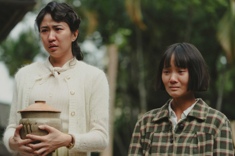 片中賺人熱淚的「認屍戲」掀起熱烈討論，方郁婷（右）透露是在兩年前的聖誕節拍這場認屍戲。（圖／華文創提供）