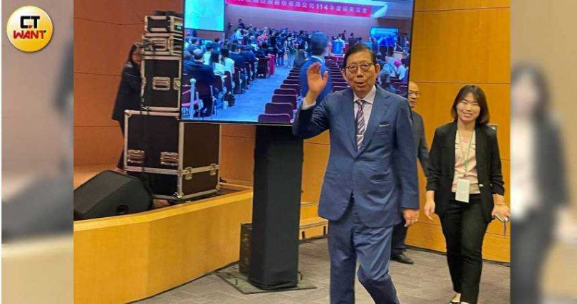 富邦人壽近幾年來主攻「分紅保單」,在2025年累積獲利表現持續成長。圖為富邦金控董事長蔡明興。(圖/李蕙璇攝)