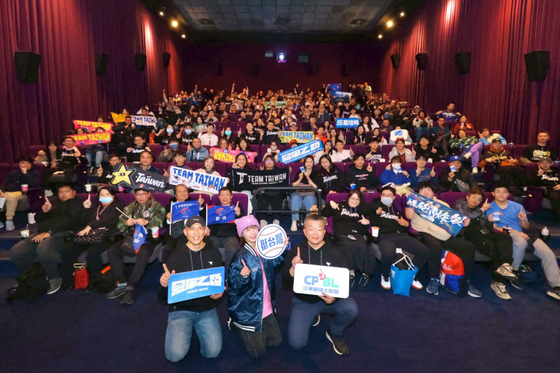 人氣啦啦隊女神峮峮現身影廳，在入口處與蔡其昌親自發放《冠軍之路》特製衛生紙。（圖／牽猴子提供）