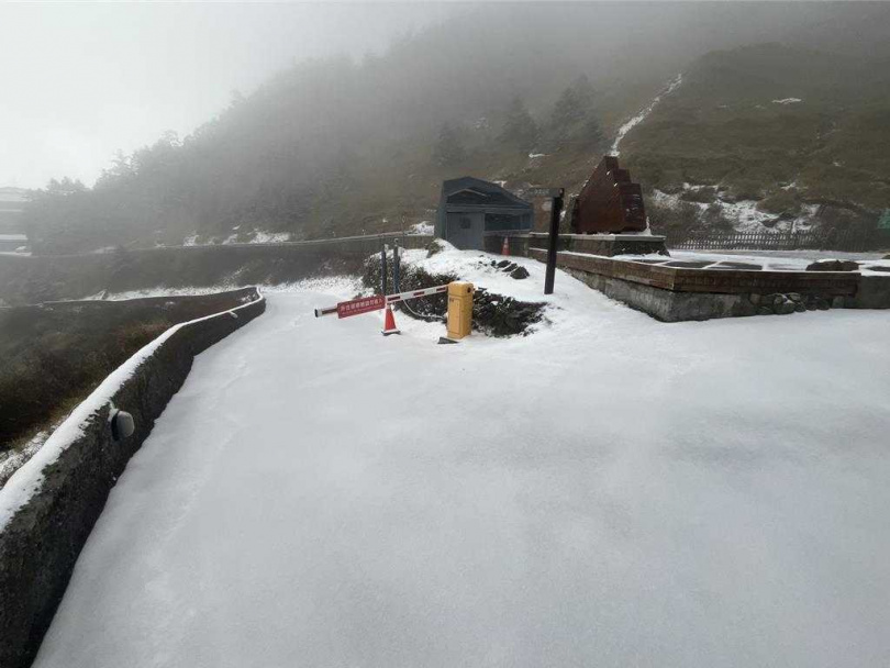 合歡山昨深夜開始下雪。(圖/翻攝畫面)