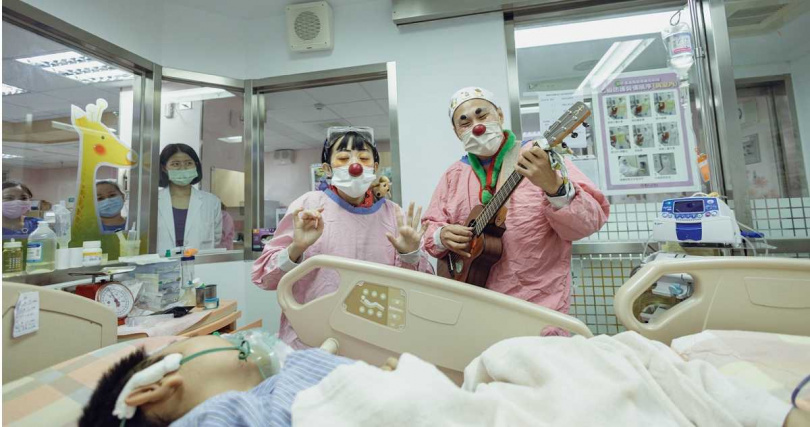 紅鼻子關懷小丑協會為台灣首間小丑醫生協會，致力在病房內開立微笑處方，歡聲笑語帶進病房內。（圖／紅鼻子關懷小丑協會提供）