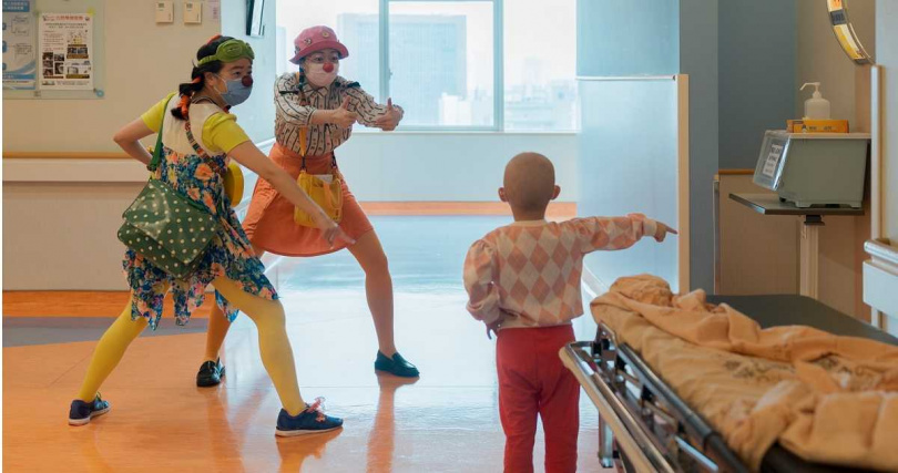 紅鼻子醫生的演出為即興演出，更得觀察觀眾反應，即時做出回應與調整。（圖／紅鼻子關懷小丑協會提供）