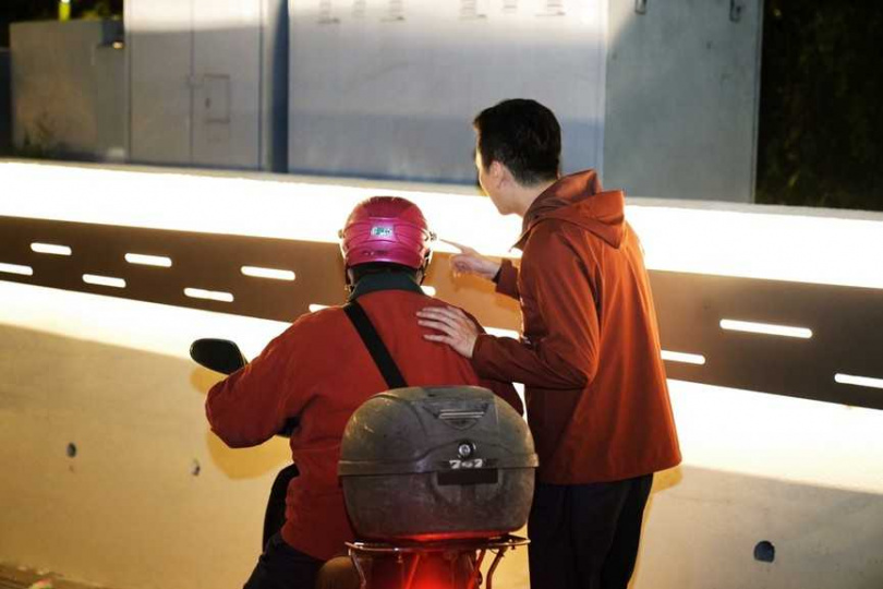 新竹縣竹北市長鄭朝方（圖右）非常關心每日穿梭地下道來往竹北「台元園區」的機車族安全。（圖／翻攝自竹北市公所媒體群組）