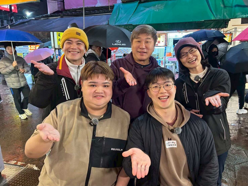 吃貨豪豪（前排右）與小慧（前排左）助陣「吃豆腐大戰」。（圖／下面一位提供）