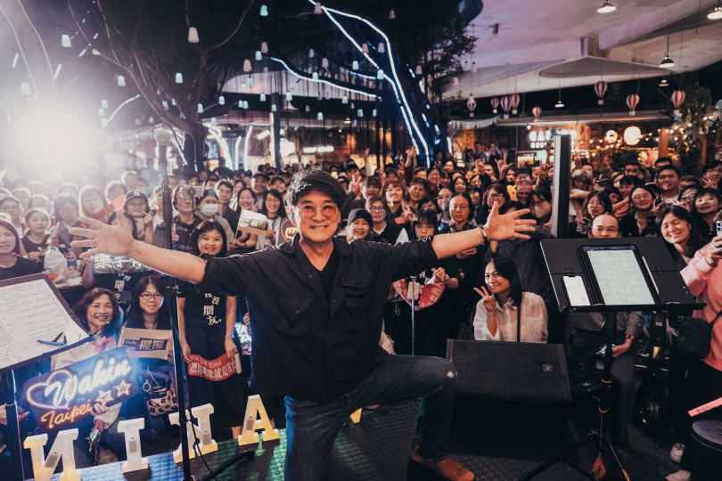 演出吸引大批民眾駐足，讓周華健十分感動。（圖／滾石提供）