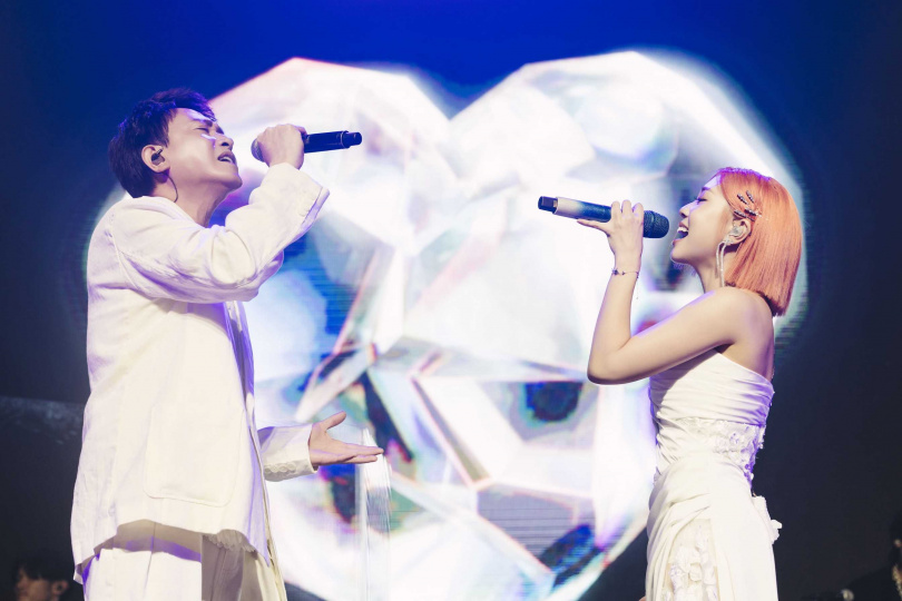 艾薇台中開唱，邀請到「影視歌三棲天王」王識賢擔任驗唱會嘉賓。（圖／原音兄弟提供）