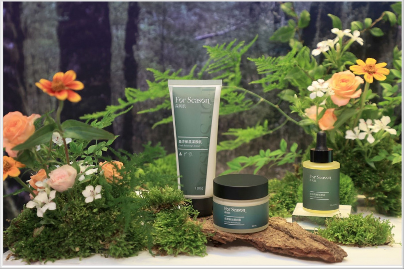 左起：森氧肌系列的森涔保濕潔顏乳、森漾新生靚白霜、森活花植精華油。（圖／品牌提供）