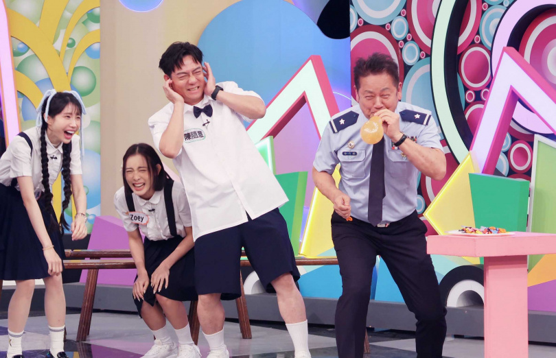 徐乃麟挑戰「吹氣球」吹到整臉脹紅。（圖／華視提供）