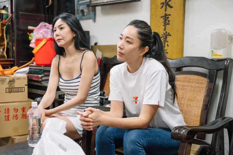 隋棠與洪曉蕾親自探訪,陪長輩聊天、分享生活。(圖/老人關懷福利協會提供)