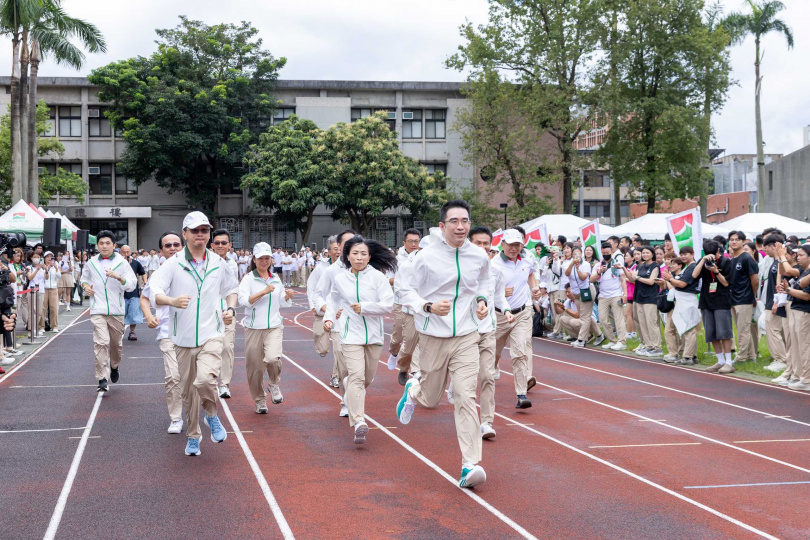 信義企業集團9月2日舉辦45週年運動會,由董事長周耕宇(中)帶領集團一級主管領跑揭開序幕。(圖片提供/信義房屋)