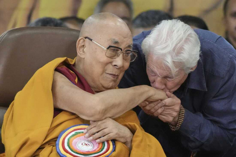 李察吉爾製片《與達賴喇嘛談心》邀請91歲高齡的諾貝爾和平獎得主第14世達賴喇嘛親自入鏡。(圖/海鵬提供)