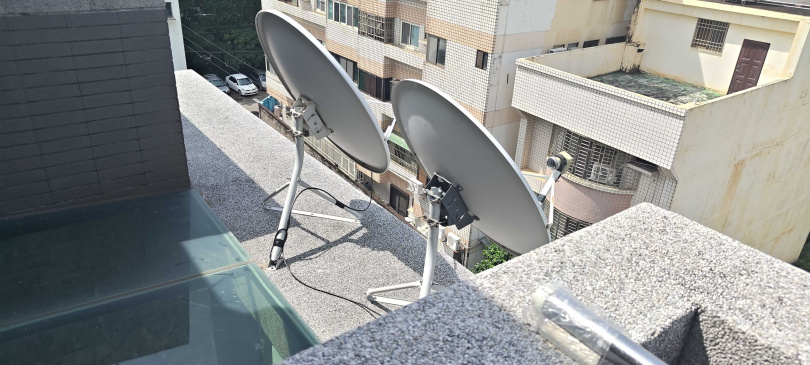 警方查獲衛星接收器。（圖／刑事局提供）