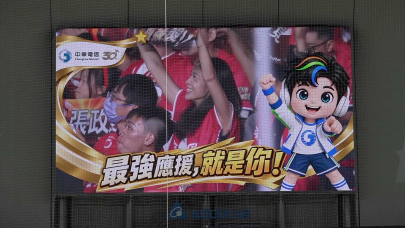 中華電信特別邀請幸運VIP會員進場觀賽,以專屬觀賽禮遇回饋長期支持的用戶。Hami Video指定方案用戶有機會與啦啦隊女孩合影留念,完成指定任務還能獲得限量贈品。(圖片提供/中華電信)
